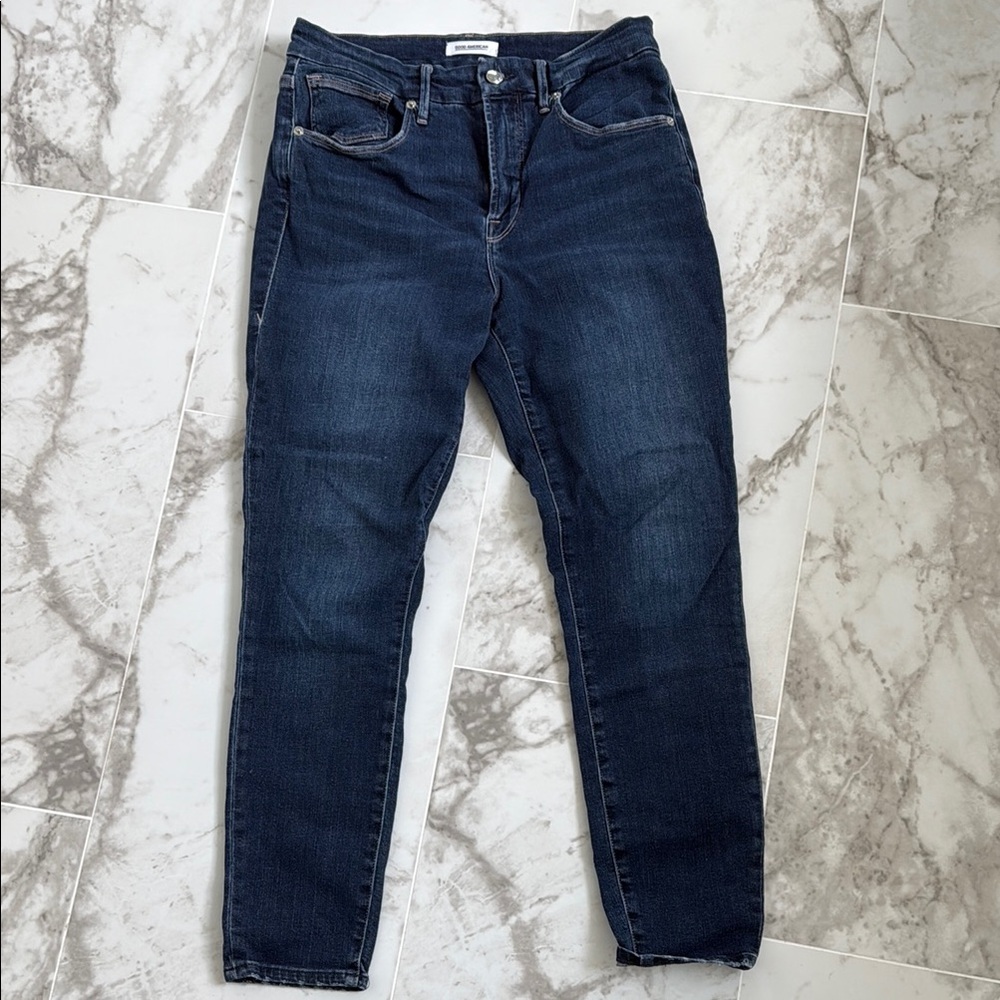🥰Good American Good Legs Crop stretchy blue jeans. Size 10/30